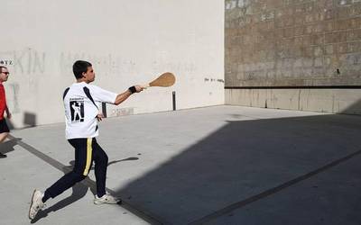 Zumaiako pala egokituko lagunarteko txapelketan aritu da Joseba Altuna