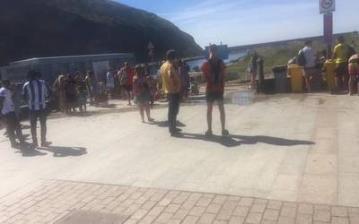 Itsasgorarekin semaforo gorria jarri dute hondartzan