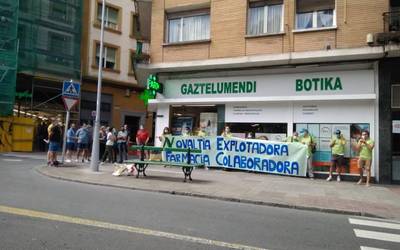 Novaltia banaketa-enpresako langileak euren egoera salatzeko elkarretaratu dira Durangon