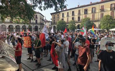 Herriko Plaza jendez bete da  'Gora Oñati Antifaxista' lelopean