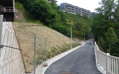 Zabaldu dute Deba ibaiaren alboko pasealekua