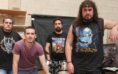 "Hotzkai heavy metal taldea gara eta euskaraz abestea erabaki dugu, euskararen erabilera bultzatzeko"