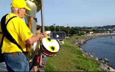 Bideoa: Errezibimendu inprobisatua egin diote Orioko emakumezkoen traineruari