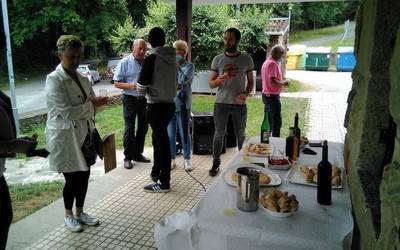 [ARGAZKI GALERIA] Ardoa eta pintxoak dastatuta ospatu dituzte Mendiolako jaiak