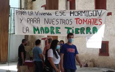 Tomate hidroponikoen proiektua gelditzea baztertu du Gaubeako alkateak