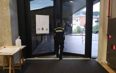 Hauteslekuak itxita, hasi dute boto kontaketa