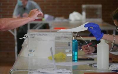 Ez-ohiko irudiak utzi ditu legebiltzarrerako hauteskunde egunak COVID-19 dela eta