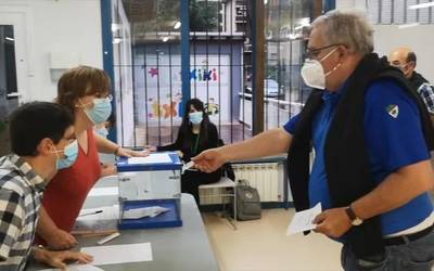 Gelak, mosukoak eta termometroak eskoletan, botoa emateko