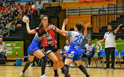 June Loidik beste denboraldi baterako berritu du kontratua Zuazo eskubaloi taldearekin