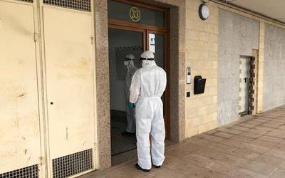 Etxean hilik aurkitu dute eguenean COVID-19an positibo eman zuen eskoriatzarra