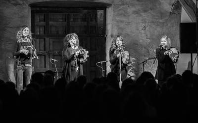 'Amak', euskal folk ikuskizuna zapatuan frontoian