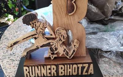 Alejandro Gomez atletari oroigarria eman dio Azkoitia-Azpeitia maratoi erdiaren antolakuntza taldeak
