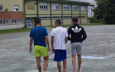 Gazte migratzaileekin egoteko jendea behar da