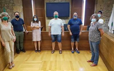 COVID-19a ez hedatzeko herritar guztien erantzukizuna eskatu dute alderdi politikoek eta ostalariek