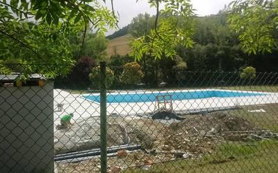 Abuztu erdialdera arte igerilekuetako obrak bukatuko ez dituela adierazi dio eraikuntza enpresak Artziniegako Udalari