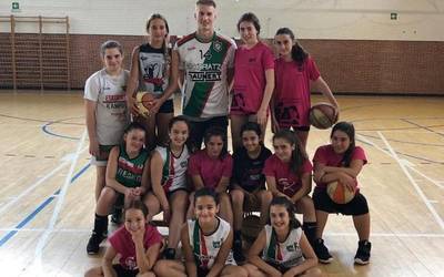 Rinalds Malmanis saskibaloi jokalariaren bisita izan dute Eskoriatzako campusean