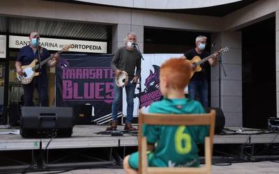 Blues musika Arrasateko kaleetan