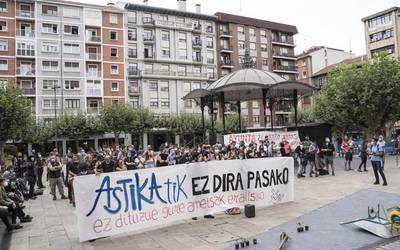 Euren etxeak eraisteko aginduaren aurka protesta-elkarretaratzea egin du Astika Herria proiektuak