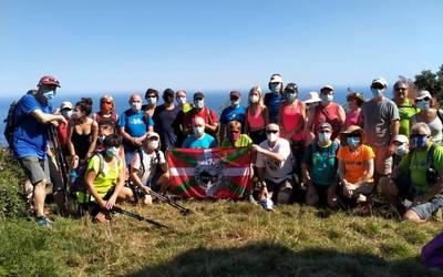 Ermua tontorra eta Armintza lotu dituzte menditik Txarlazoko kideek