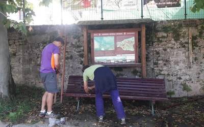 Auzolanean konpondu dituzte parkea eta bankuak Etxalekun