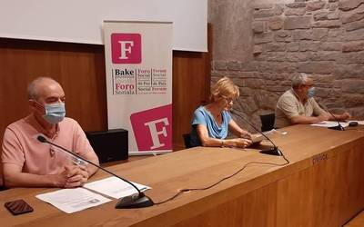 Nafarroako preso guztiak Iruñeko espetxean birkokatzea eskatu du Foro Sozialak