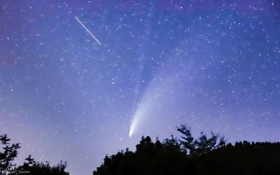 Beste 6.000 urtean ikusiko ez dugun Neowise kometaren argazkia egin du Vicente Guineak