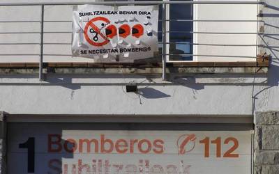 Gutxienekoa betetzeko suhiltzaileak behar dira