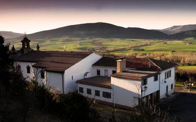 Mendiko zinema Alex Txikon eta Unai Ormaetxearen eskutik, Ibernaloko baselizan