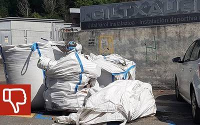Elizondoko Giltxaurdi futbol zelaiko kautxu zaharra kiroldegiko aparkalekuan utzia