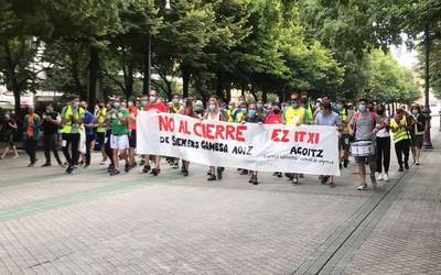 Txalo artean iritsi dira Agoizko beharginak Nafarroako Parlamentura