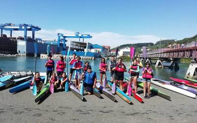 Haur eta helduentzako piraguismo ikastaroak antolatu ditu Itxas-Gainek