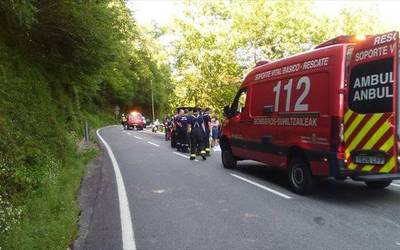 Motor gidari bat hil da Luzaiden izandako istripu batean