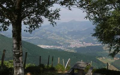 Santa Marinatik Jesurira, paseo eder bat Orozkora begira