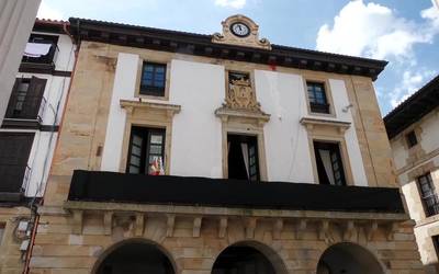 COVID-19ak hildakoak gogoratu dituzte jaietako txupinazoa jaurtiko litzatekeen unean