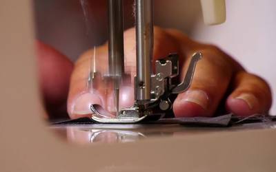 Zaldibiako Udalak Jostun Bolondresen Sarea osatu du herritarrentzat maskara berrerabilgarriak egiteko