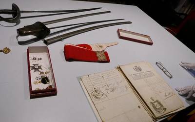 XIX. mendeko militar baten objektuen dohaintza jaso du Zumalakarregi Museoak Lasarteko Galardi familiarengandik