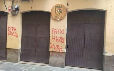 Oberena peñan Patxi Ruizen aldeko pintaketak egiteagatik atxilotu dute gizon bat