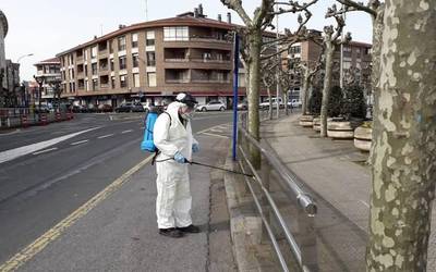 Gela eta desinfekzio-materiala banatzen hasi dira Sopelako negozioetan