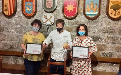 Iruñeko Berduarteko Nacho Gomara sukaldari-buruak moztu du denboraldiko lehen Idiazabal gazta