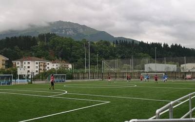 Aretxabaletako zazpiko futbol zelaiaren erabilera arauak gogorarazi dituzte