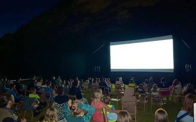 Hondartzako lehen film emanaldiarekin gozatu dute herritarrek