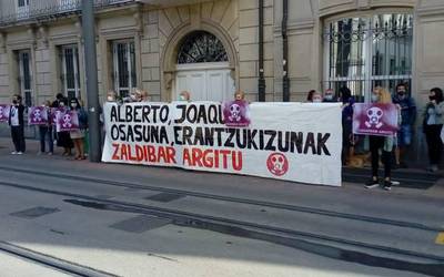 Zaldibar Argituk Gasteizko legebiltzarraren atarira eraman ditu protestak