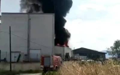 Sutea piztu da Oiongo bernizen lantegi batean