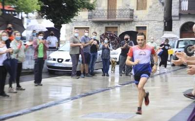 Hodei Lujanbiok marka berria jarri du Goizuetako plazatik Mandoegira igo eta plazara itzultzen