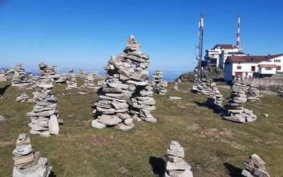 Larunen harri-pilarik ez egiteko eskatu die Berako Udalak bisitariei