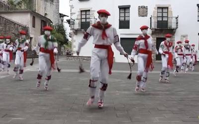 San Esteban eguneko dantzak sareratu dituzte Gure Txokoa dantza taldeak eta Berako txistulariek