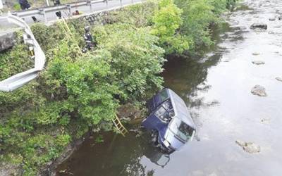 Eskoriatzako familia bereko lau kide zauritu dira furgoneta Deba ibaira erori ondoren