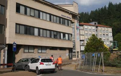 Gaixoak anbulatorio aurrean modu errazagoan uzteko lanak abiatu dituzte