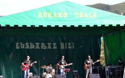 Mugaldekoak Band taldeak kontzertu beroa eman du Beran