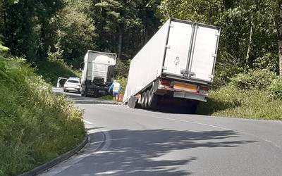 Karga mugitu zaio kamioi bati eta Ertzaintza txandakako pasoa ematen ari da Kanpazarren